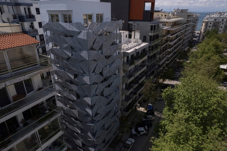 Θεσσαλονίκη: Κτίριο αλλάζει χρώμα ανάλογα με τις διαθέσεις του καιρού