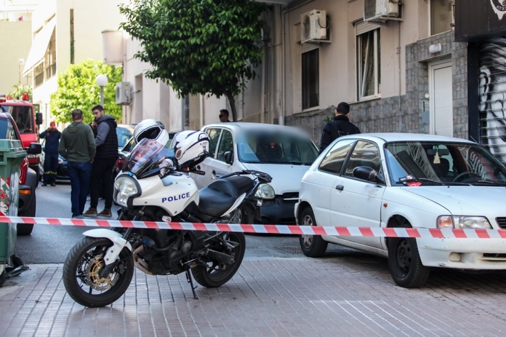 Γκαζάκια έξω από σπίτι στη Δάφνη