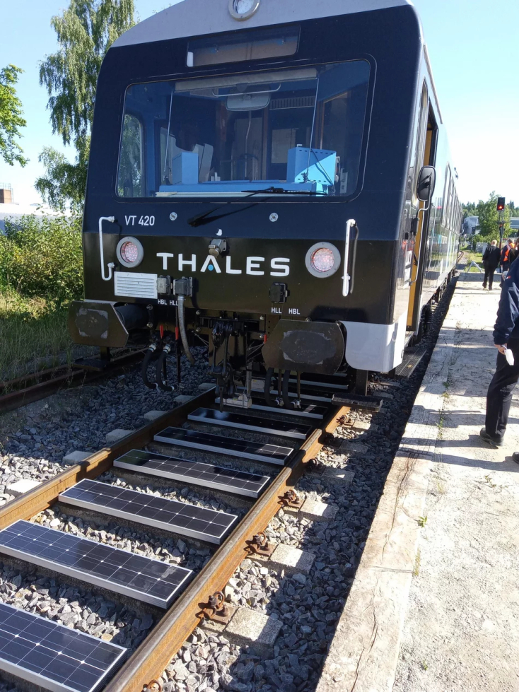 Ηλιακά πάνελ μπορούν να τοποθετηθούν ακόμα και στις τραβέρσες των σιδηροδρομικών γραμμών, σύμφωνα με το project Bankset/ Deutsche Bahn που εφαρμόζεται στη Γερμανία (φωτο: Bankset)