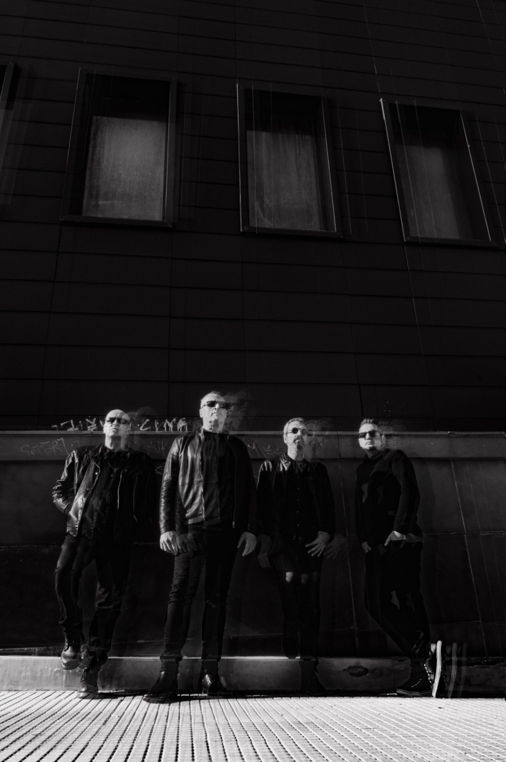 Λευκή Συμφωνία: Ο τραγουδιστής της ιστορικής αθηναϊκής μπάντας, Θοδωρής Δημητρίου, μιλάει για το νέο άλμπουμ «Άνθη της Σιωπής», τη μουσική και τη ζωή του.