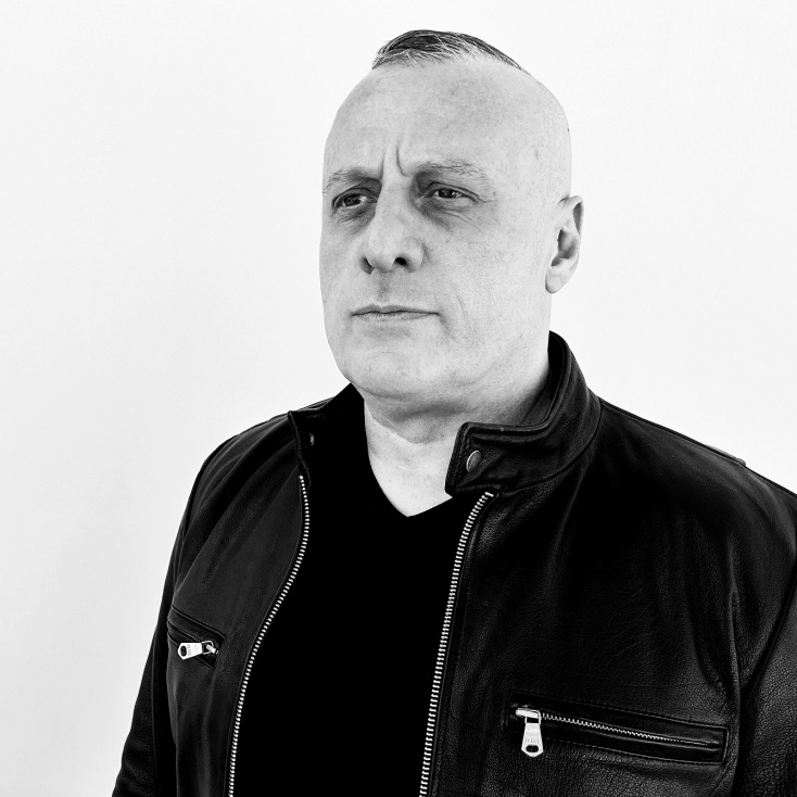 Λευκή Συμφωνία: Ο τραγουδιστής της ιστορικής αθηναϊκής μπάντας, Θοδωρής Δημητρίου, μιλάει για το νέο άλμπουμ «Άνθη της Σιωπής», τη μουσική και τη ζωή του.