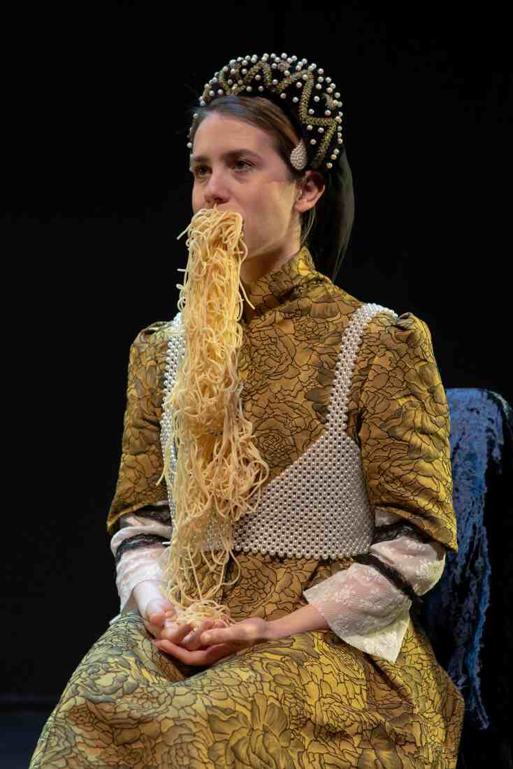 «Καμπάνες τα μεσάνυχτα. Κάποιες κυρίες διασκεδάζουν» από τους RMS Mataroa στο Θέατρο Τέχνης