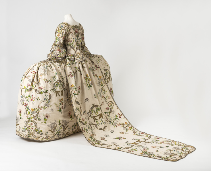 Περιγραφή των εκθεμάτων μιας έκθεσης για τους βασιλικούς γάμους και τη Μόδα της Γεωργιανής περιόδου στη Βρετανία που γίνεται στο The Queen’s Gallery στο Παλάτι του Μπάκιγχαμ στο Λονδίνο. 