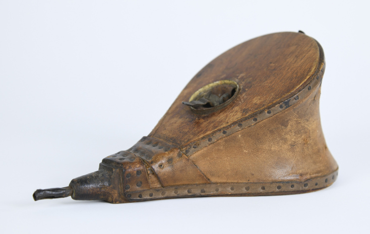 Περιγραφή των εκθεμάτων μιας έκθεσης για τους βασιλικούς γάμους και τη Μόδα της Γεωργιανής περιόδου στη Βρετανία που γίνεται στο The Queen’s Gallery στο Παλάτι του Μπάκιγχαμ στο Λονδίνο. 