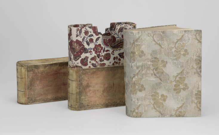 Περιγραφή των εκθεμάτων μιας έκθεσης για τους βασιλικούς γάμους και τη Μόδα της Γεωργιανής περιόδου στη Βρετανία που γίνεται στο The Queen’s Gallery στο Παλάτι του Μπάκιγχαμ στο Λονδίνο. 