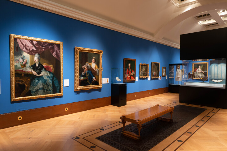 Περιγραφή των εκθεμάτων μιας έκθεσης για τους βασιλικούς γάμους και τη Μόδα της Γεωργιανής περιόδου στη Βρετανία που γίνεται στο The Queen’s Gallery στο Παλάτι του Μπάκιγχαμ στο Λονδίνο. 