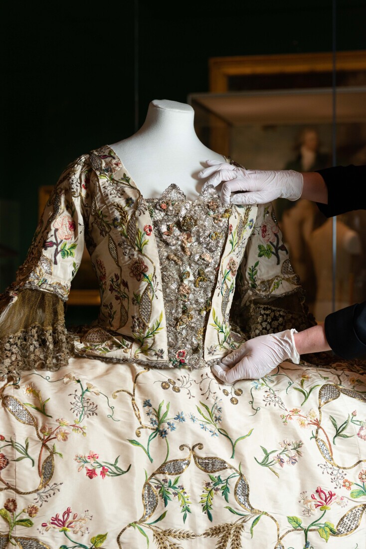 Περιγραφή των εκθεμάτων μιας έκθεσης για τους βασιλικούς γάμους και τη Μόδα της Γεωργιανής περιόδου στη Βρετανία που γίνεται στο The Queen’s Gallery στο Παλάτι του Μπάκιγχαμ στο Λονδίνο. 