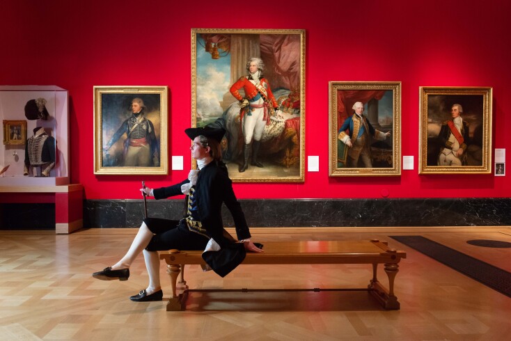 Περιγραφή των εκθεμάτων μιας έκθεσης για τους βασιλικούς γάμους και τη Μόδα της Γεωργιανής περιόδου στη Βρετανία που γίνεται στο The Queen’s Gallery στο Παλάτι του Μπάκιγχαμ στο Λονδίνο. 