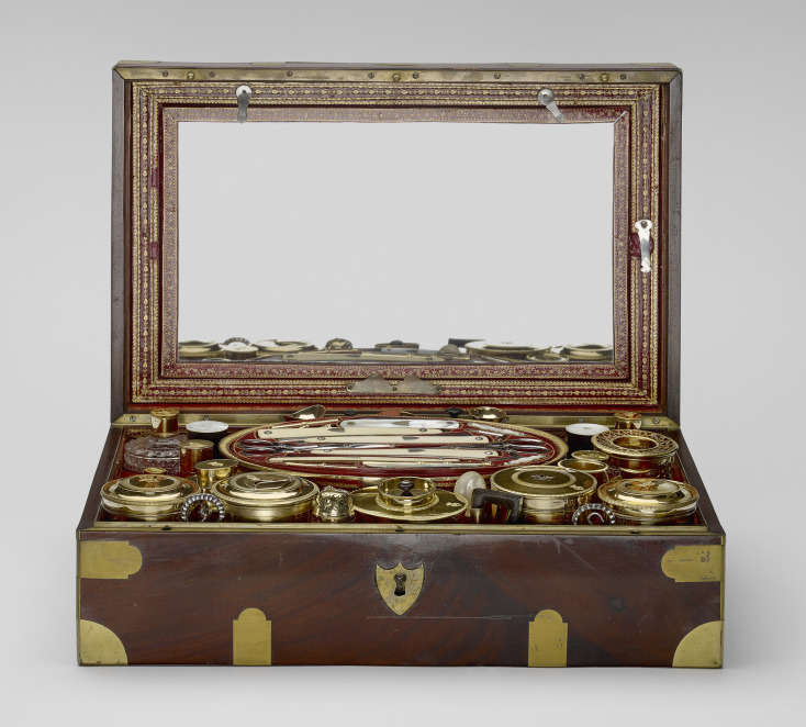 Περιγραφή των εκθεμάτων μιας έκθεσης για τους βασιλικούς γάμους και τη Μόδα της Γεωργιανής περιόδου στη Βρετανία που γίνεται στο The Queen’s Gallery στο Παλάτι του Μπάκιγχαμ στο Λονδίνο. 