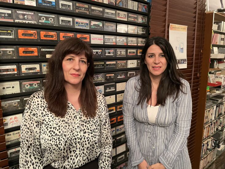 Η Μαρία και η Γιασεμί Κηλαηδόνη μιλούν για τον πατέρα τους και την παρέα των Μαύρων Σκυλιών