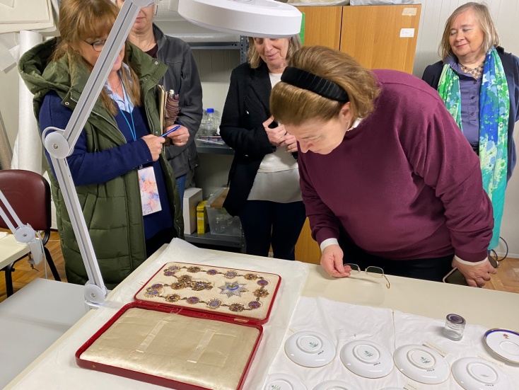 Η Λίνα Μενδώνη παρατηρεί τεκμήρια της Συλλογής 