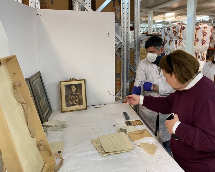 Η Λίνα Μενδώνη παρατηρεί τεκμήρια της Συλλογής 