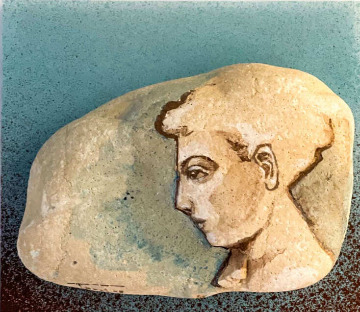 Ο Τάσος Λιακόπουλος κάνει σφραγίσματα και απονευρώσεις με φόντο έργα τέχνης