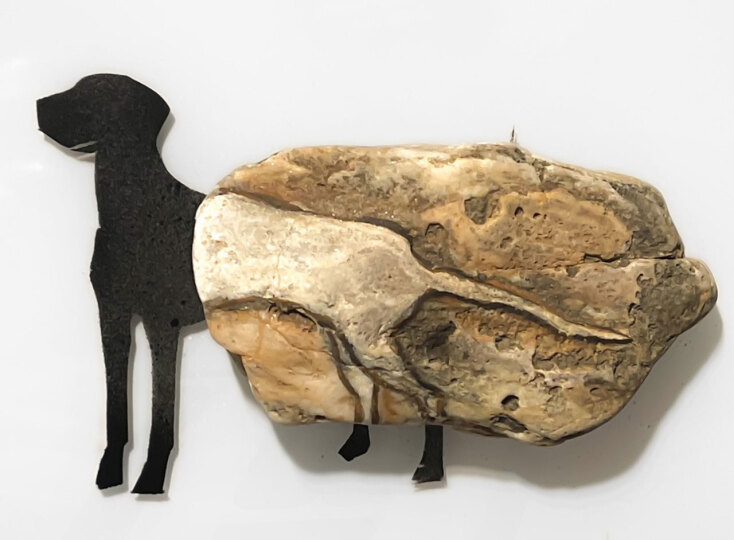 Ο Τάσος Λιακόπουλος κάνει σφραγίσματα και απονευρώσεις με φόντο έργα τέχνης