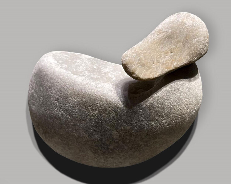 Ο Τάσος Λιακόπουλος κάνει σφραγίσματα και απονευρώσεις με φόντο έργα τέχνης