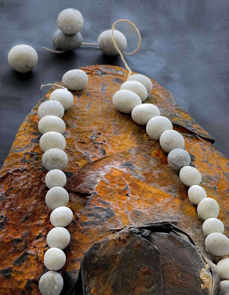 Ο Τάσος Λιακόπουλος κάνει σφραγίσματα και απονευρώσεις με φόντο έργα τέχνης