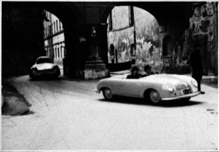 Στις 11 Ιουλίου 1948, η Porsche 356/1 roadster πραγματοποίησε έναν γρήγορο γύρο επίδειξης στο Ίνσμπρουκ με τον Herbert Kaes στο τιμόνι