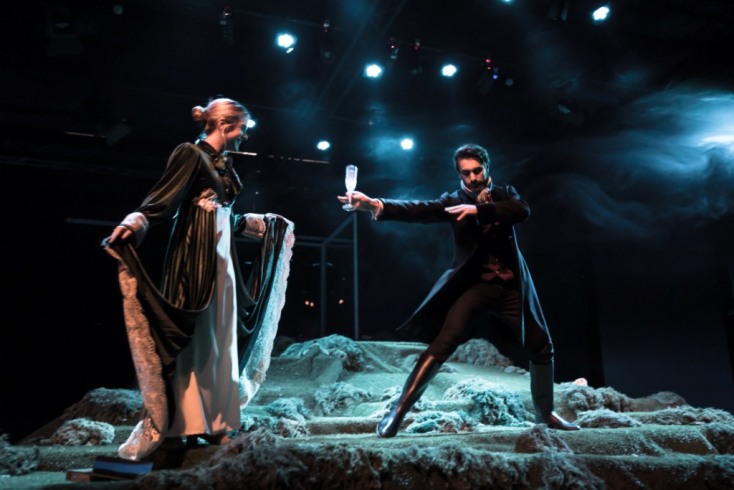 «Περηφάνια και Προκατάληψη» της Τζέιν Όστεν σε διασκευή Ιόλης Ανδρεάδη και Άρη Ασπρούλη και σκηνοθεσία Ιόλης Ανδρεάδη στο Δεύτερο Πρόγραμμα 103.7