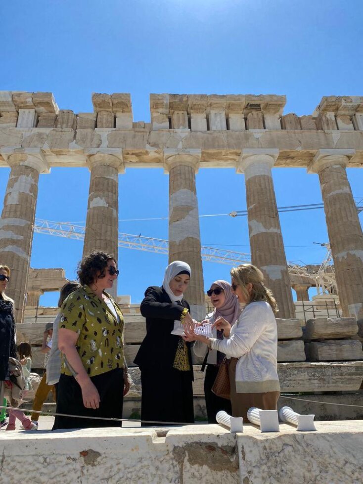 Η Sara Minkara στην Ακρόπολη 