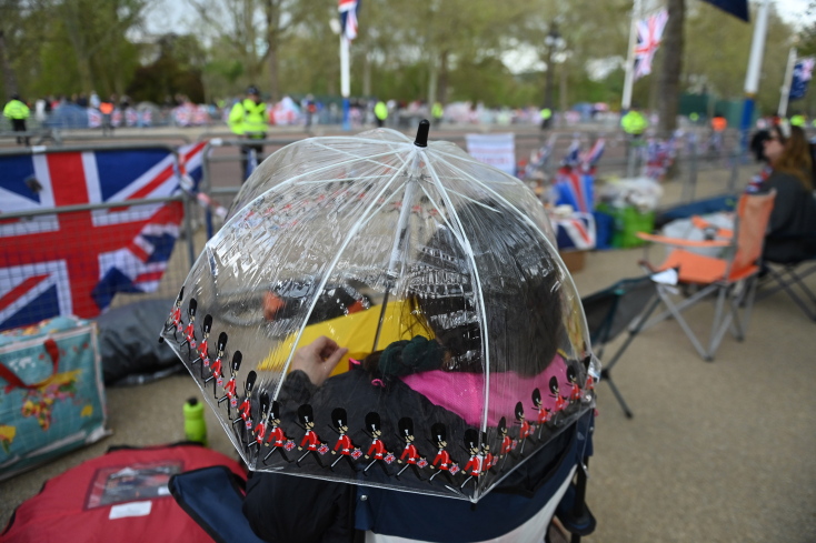 Τελευταίες προετοιμασίες πριν τη στέψη - Κάρολος και Ουίλιαμ χαιρέτισαν τα πλήθη έξω από το Μπάκιγχαμ