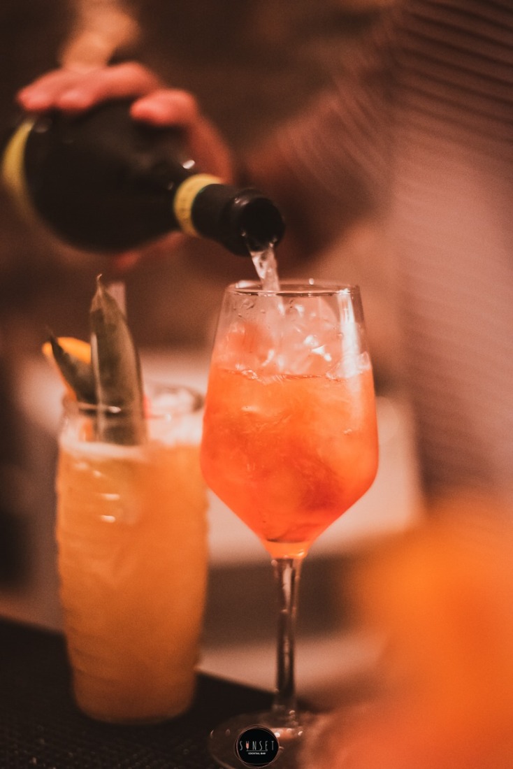 Sunset cocktail beach bar στο Λιμάνι Κυπαρισσίας: Ένας ιδανικός προορισμός για εκδρομή.