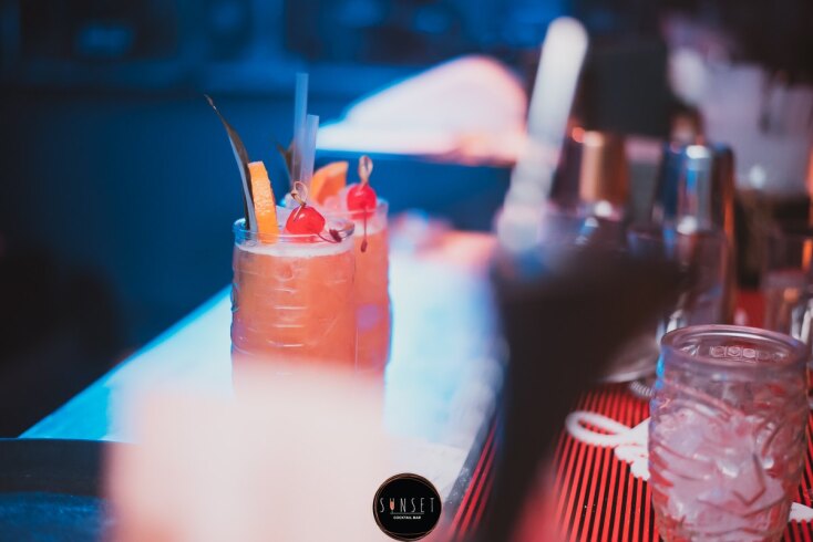 Sunset cocktail beach bar στο Λιμάνι Κυπαρισσίας: Ένας ιδανικός προορισμός για εκδρομή.