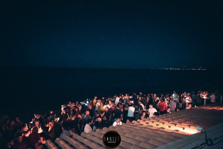 Sunset cocktail beach bar στο Λιμάνι Κυπαρισσίας: Ένας ιδανικός προορισμός για εκδρομή.