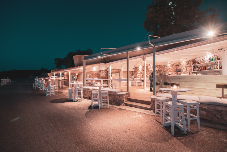 Sunset cocktail beach bar στο Λιμάνι Κυπαρισσίας: Ένας ιδανικός προορισμός για εκδρομή.