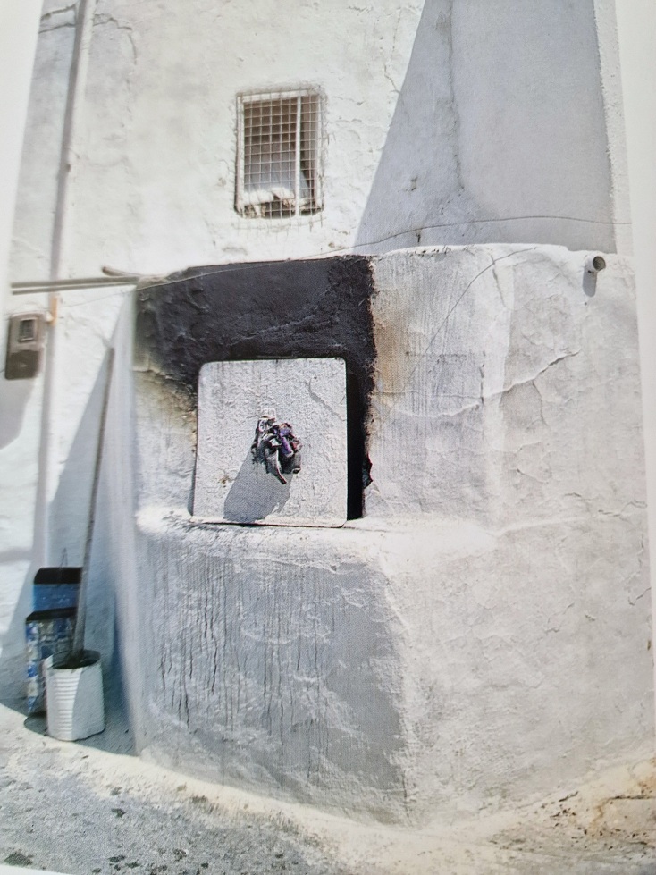 Ο Τζώρτζης Μακρυωνίτης, συριανός καθηγητής και μελετητής, με το βιβλίο του «O παραδοσιακός φούρνος στις Κυκλάδες και τα Δωδεκάνησα» μας ξεναγεί στην αιγαιοπελαγίτικη παράδοση. 