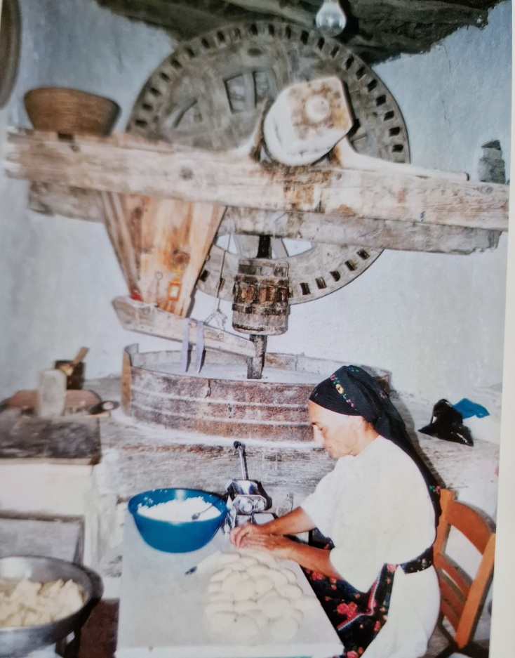 Ο Τζώρτζης Μακρυωνίτης, συριανός καθηγητής και μελετητής, με το βιβλίο του «O παραδοσιακός φούρνος στις Κυκλάδες και τα Δωδεκάνησα» μας ξεναγεί στην αιγαιοπελαγίτικη παράδοση. 