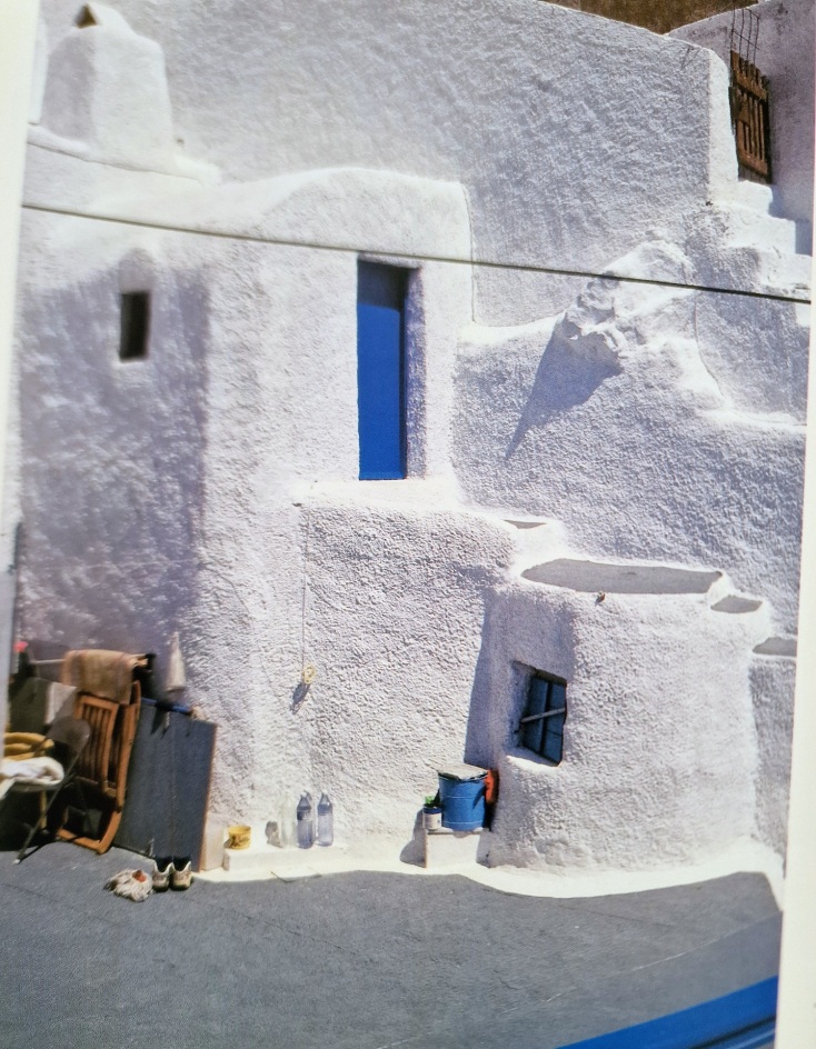 Ο Τζώρτζης Μακρυωνίτης, συριανός καθηγητής και μελετητής, με το βιβλίο του «O παραδοσιακός φούρνος στις Κυκλάδες και τα Δωδεκάνησα» μας ξεναγεί στην αιγαιοπελαγίτικη παράδοση