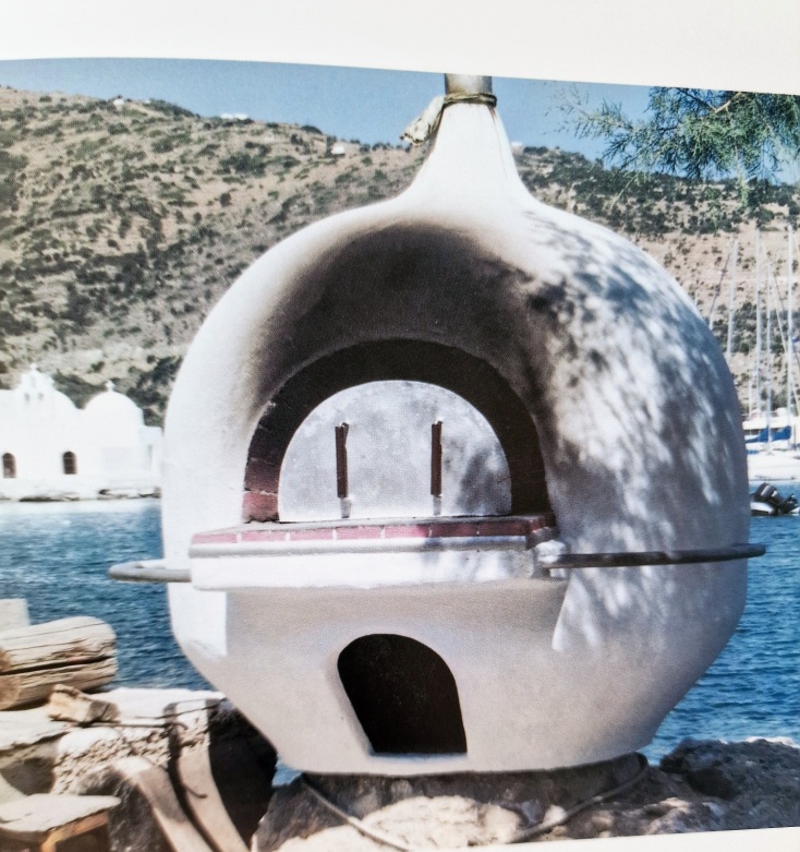 Ο Τζώρτζης Μακρυωνίτης, συριανός καθηγητής και μελετητής, με το βιβλίο του «O παραδοσιακός φούρνος στις Κυκλάδες και τα Δωδεκάνησα» μας ξεναγεί στην αιγαιοπελαγίτικη παράδοση. 