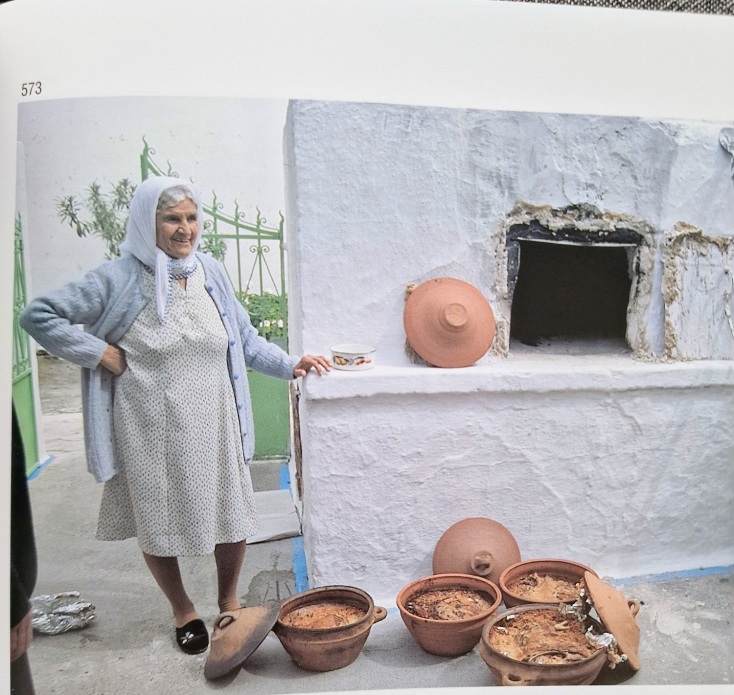 Ο Τζώρτζης Μακρυωνίτης, συριανός καθηγητής και μελετητής, με το βιβλίο του «O παραδοσιακός φούρνος στις Κυκλάδες και τα Δωδεκάνησα» μας ξεναγεί στην αιγαιοπελαγίτικη παράδοση. 