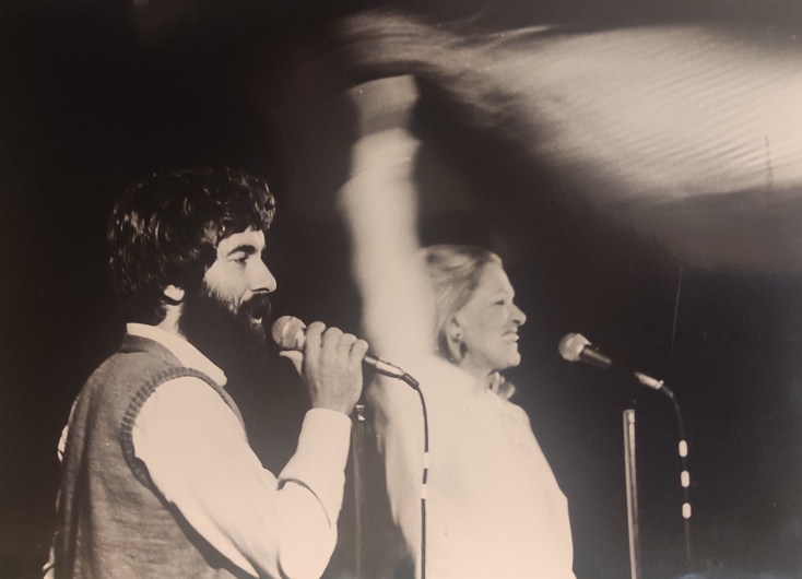 Ο Γιάννης Κούτρας και η μουσική του πορεία: Ο μουσικός παραγωγός Άγγελος Σφακιανάκης θυμάται τη γνωριμία και τη συνεργασία του με τον σπουδαίο τραγουδιστή