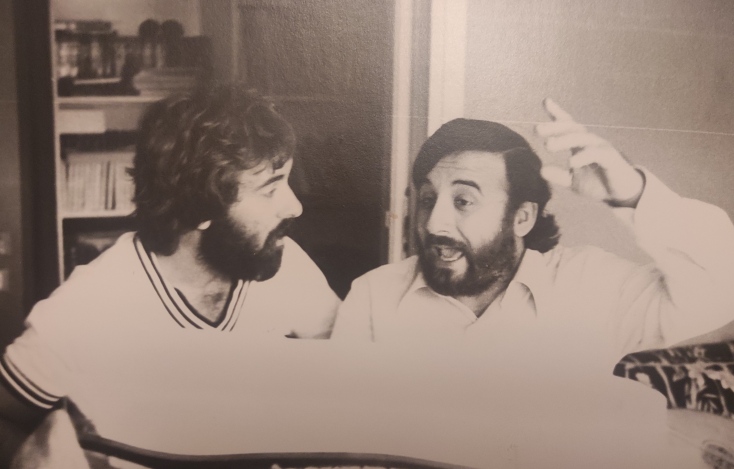 Ο Γιάννης Κούτρας και η μουσική του πορεία: Ο μουσικός παραγωγός Άγγελος Σφακιανάκης θυμάται τη γνωριμία και τη συνεργασία του με τον σπουδαίο τραγουδιστή