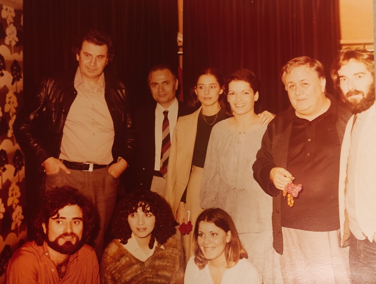 Ο Γιάννης Κούτρας και η μουσική του πορεία: Ο μουσικός παραγωγός Άγγελος Σφακιανάκης θυμάται τη γνωριμία και τη συνεργασία του με τον σπουδαίο τραγουδιστή