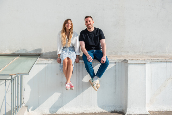 Οι δημιουργοί του λογαριασμού Read.Poop.Sleep. στο Instagram, Ελένη Σημαντηράκη και Πάνος Μυριαγκός μιλούν στην ATHENS VOICE για το viral περιεχόμενο, το χιούμορ ως άμυνα και τη δημιουργικότητα.