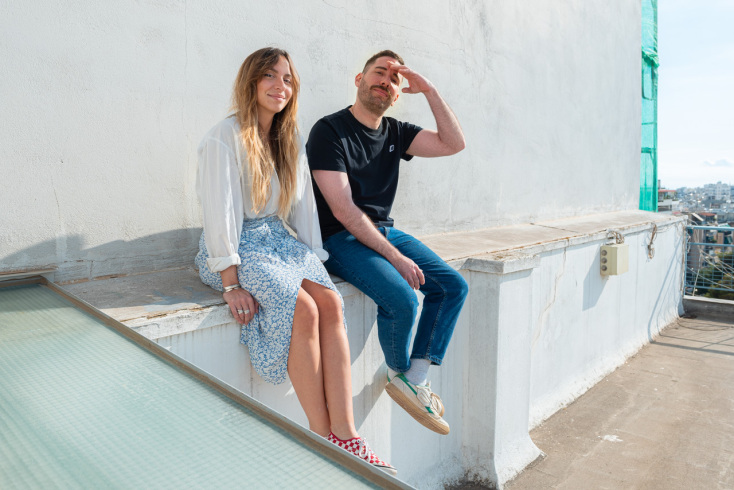 Οι δημιουργοί του λογαριασμού Read.Poop.Sleep. στο Instagram, Ελένη Σημαντηράκη και Πάνος Μυριαγκός μιλούν στην ATHENS VOICE για το viral περιεχόμενο, το χιούμορ ως άμυνα και τη δημιουργικότητα.