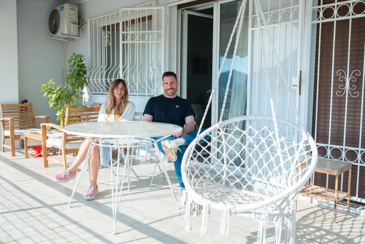 Οι δημιουργοί του λογαριασμού Read.Poop.Sleep. στο Instagram, Ελένη Σημαντηράκη και Πάνος Μυριαγκός μιλούν στην ATHENS VOICE για το viral περιεχόμενο, το χιούμορ ως άμυνα και τη δημιουργικότητα.