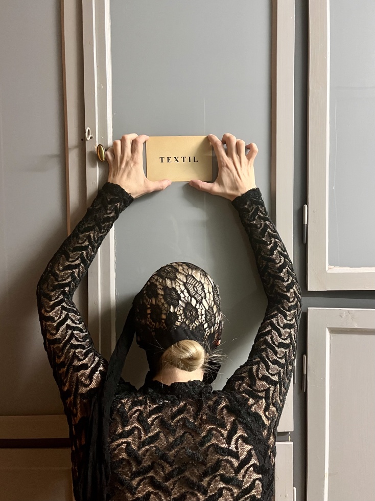 Η περφόρμερ Κατερίνα Δρακοπούλου στην έκθεση "In anticipation"