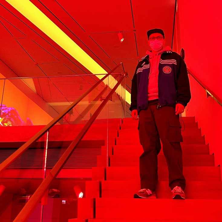 Συνέντευξη Spectacular Diagnostics: Ο beamaker Robert Krums μιλάει για το άλμπουμ «Raw Lessons», τον συμμαθητή του Kanye West, το Σικάγο, τη hip hop σκηνή και τους rappers.