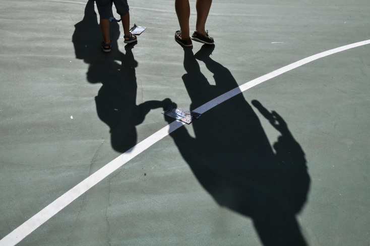 Σκιές σε προαύλιο σχολείου