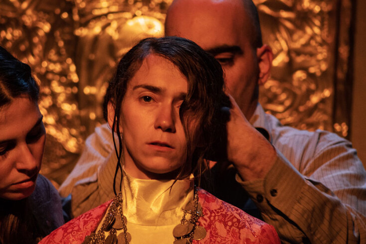  «Goodbye, Lindita» σε σκηνοθεσία Μάριο Μπανούσι: Κριτική για την παράσταση στην Πειραματική Σκηνή Νέων Δημιουργών του Εθνικού Θεάτρου