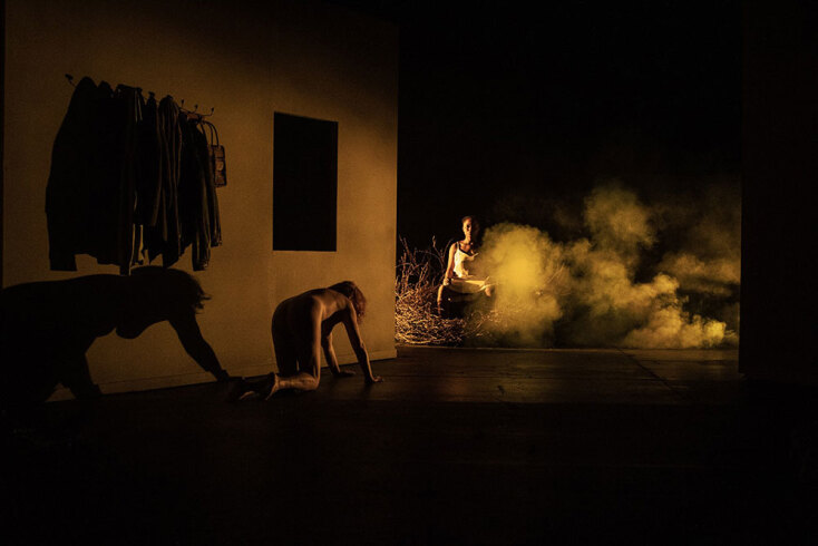  «Goodbye, Lindita» σε σκηνοθεσία Μάριο Μπανούσι: Κριτική για την παράσταση στην Πειραματική Σκηνή Νέων Δημιουργών του Εθνικού Θεάτρου