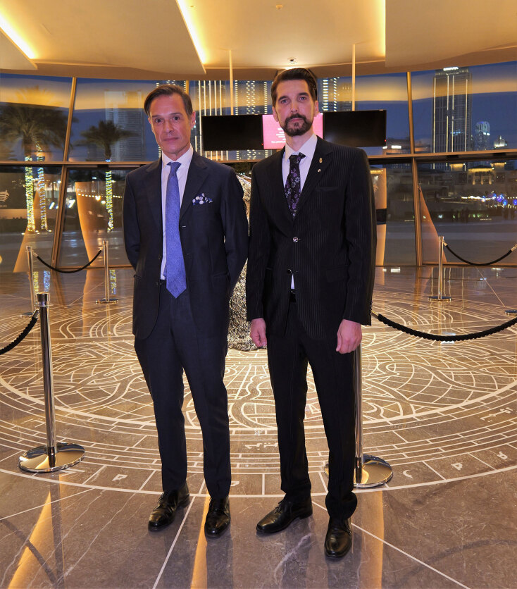 Ο Έλληνας πρέσβης στα Ηνωμένα Αραβικά Εμιράτα Αντώνης Αλεξανδρίδης με τον καλλιτέχνη Νίκο Φλώρο