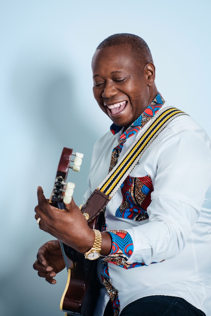 ο τραγουδιστής και τραγουδοποιός Aurelio Martínez από την Ονδούρα