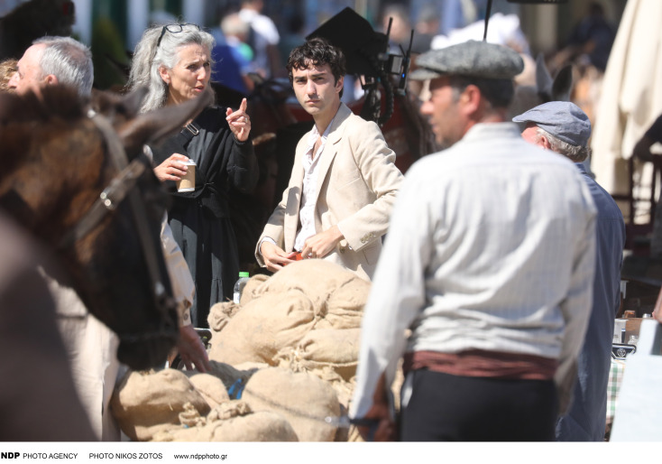 «Άρωμα» Χόλιγουντ στην Ύδρα: Πρώτες εικόνες από τα γυρίσματα της σειράς για τον Λέοναρντ Κοέν