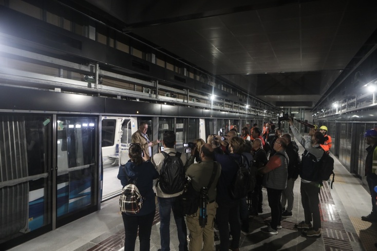 Δημοσιογράφοι - επιβάτες στο μετρό της Θεσσαλονίκης