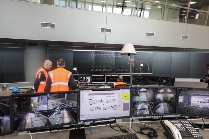 Δημοσιογράφοι - επιβάτες στο μετρό της Θεσσαλονίκης