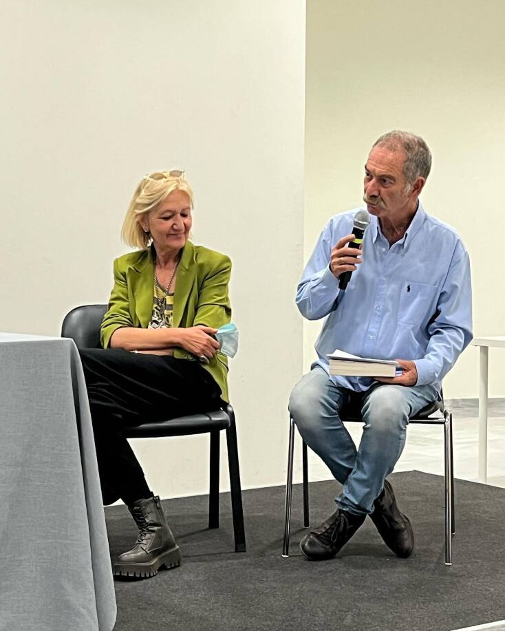 Η επίσκεψη του συγγραφέα crime fiction Κρις Κάρτερ στην Αθήνα και η συζήτησή του στο Agatha Φεστιβάλ Αστυνομικής Λογοτεχνίας, με αφορμή την έκδοση του δέκατου βιβλίου του στα ελληνικά «Ο Γρίφος του Κακού» από τις εκδόσεις Bell.